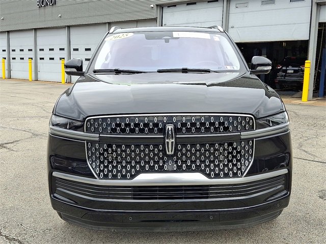 Used 2025 Lincoln Navigator Reserve image 2
