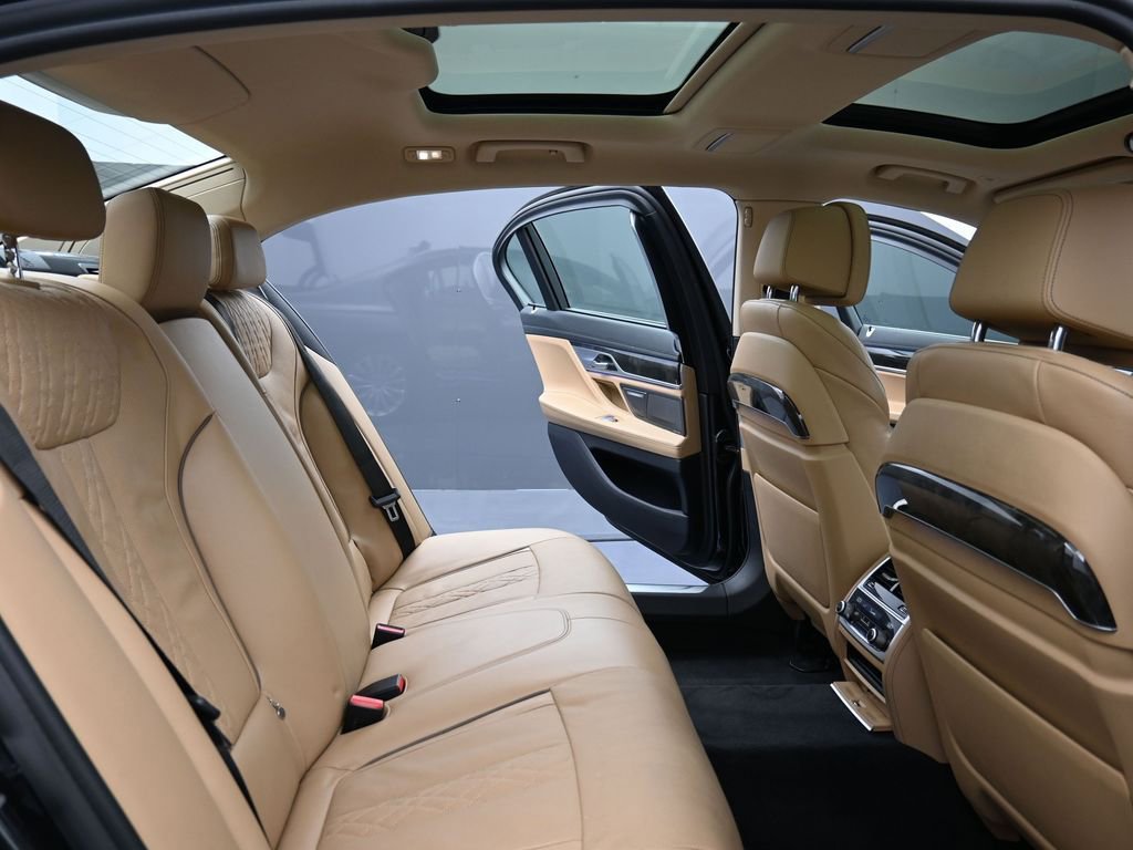 Used 2022 BMW 740i xDrive w/ Premium Package image 17