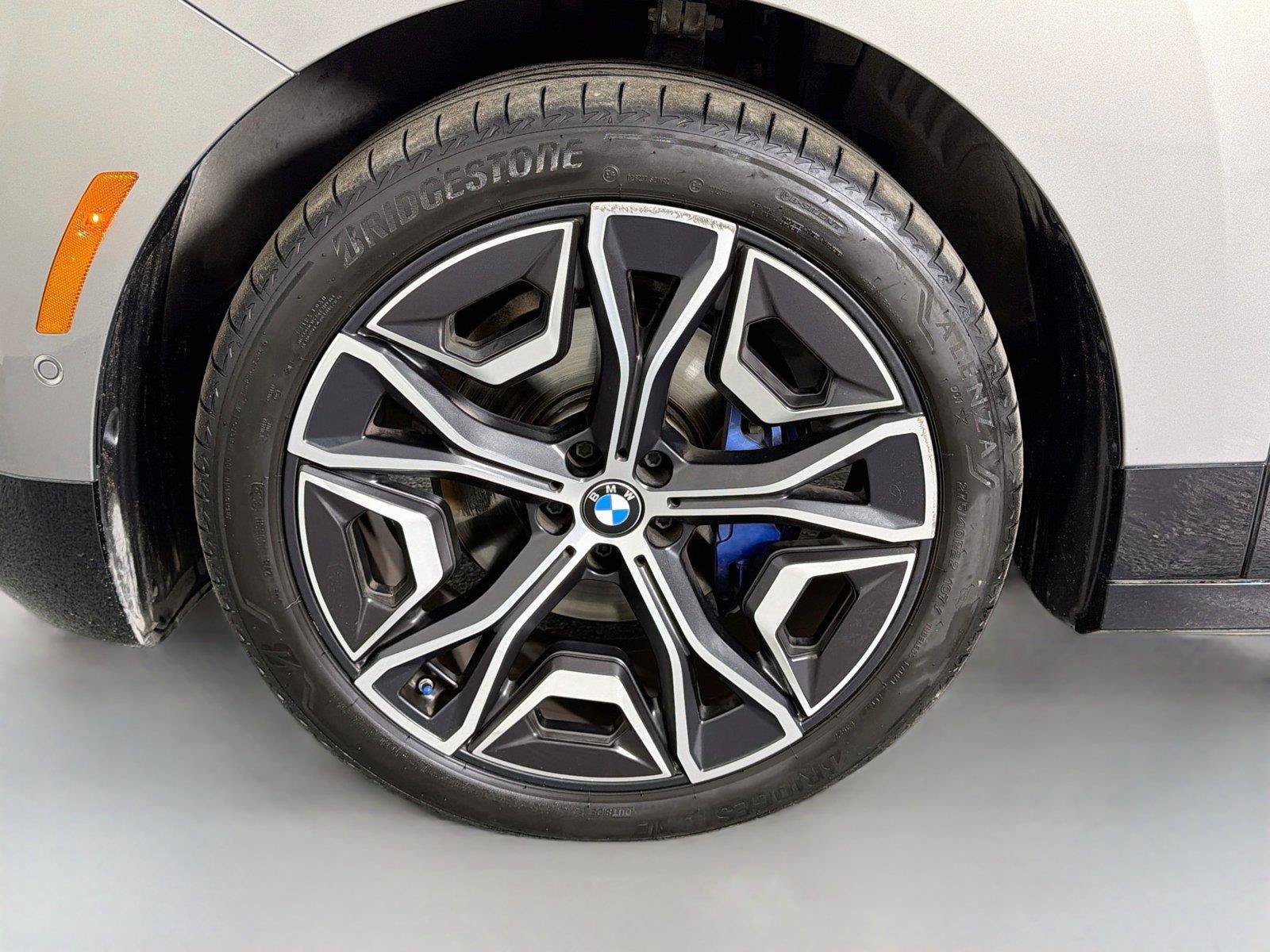 Used 2024 BMW iX xDrive50 w/ Premium Package AWD/4WD image 33