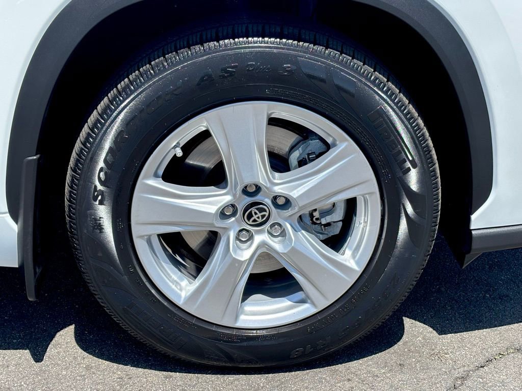 Used 2022 Toyota Highlander LE FWD image 31