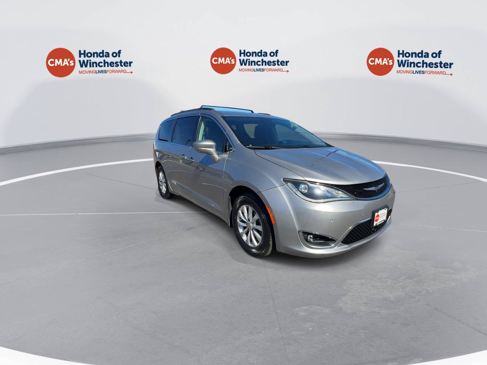 Used 2019 Chrysler Pacifica Touring Plus w/ Advanced Safetytec Group FWD image 2