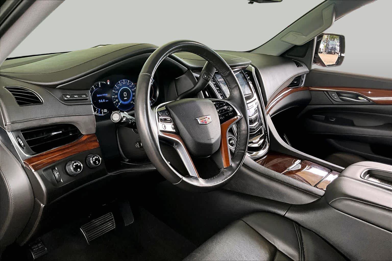 Used 2017 Cadillac Escalade Luxury AWD/4WD image 15