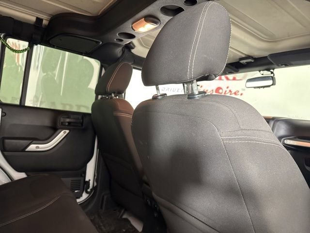Used 2015 Jeep Wrangler Unlimited Rubicon w/ Connectivity Group image 19