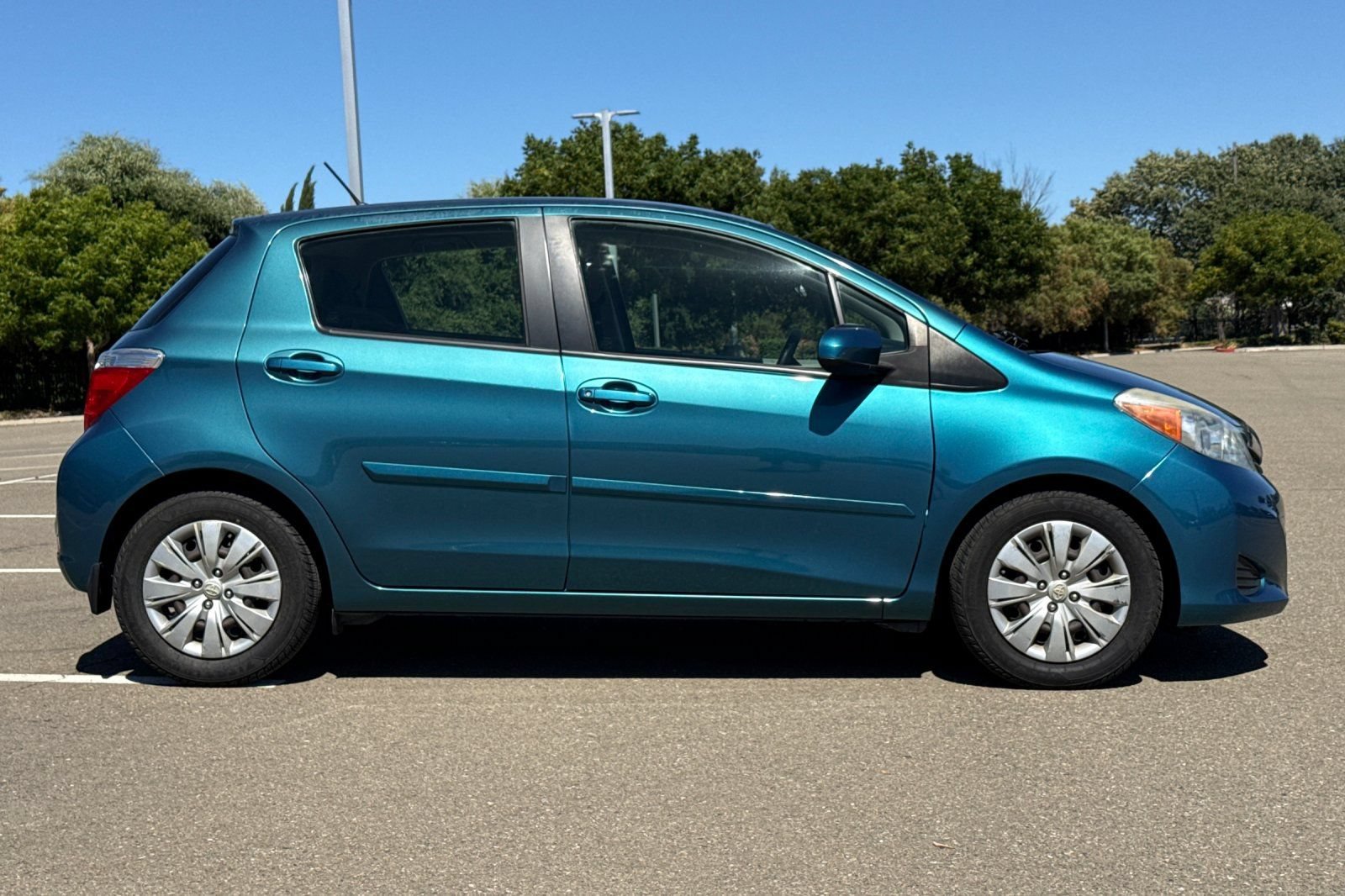 Used 2012 Toyota Yaris LE FWD image 3