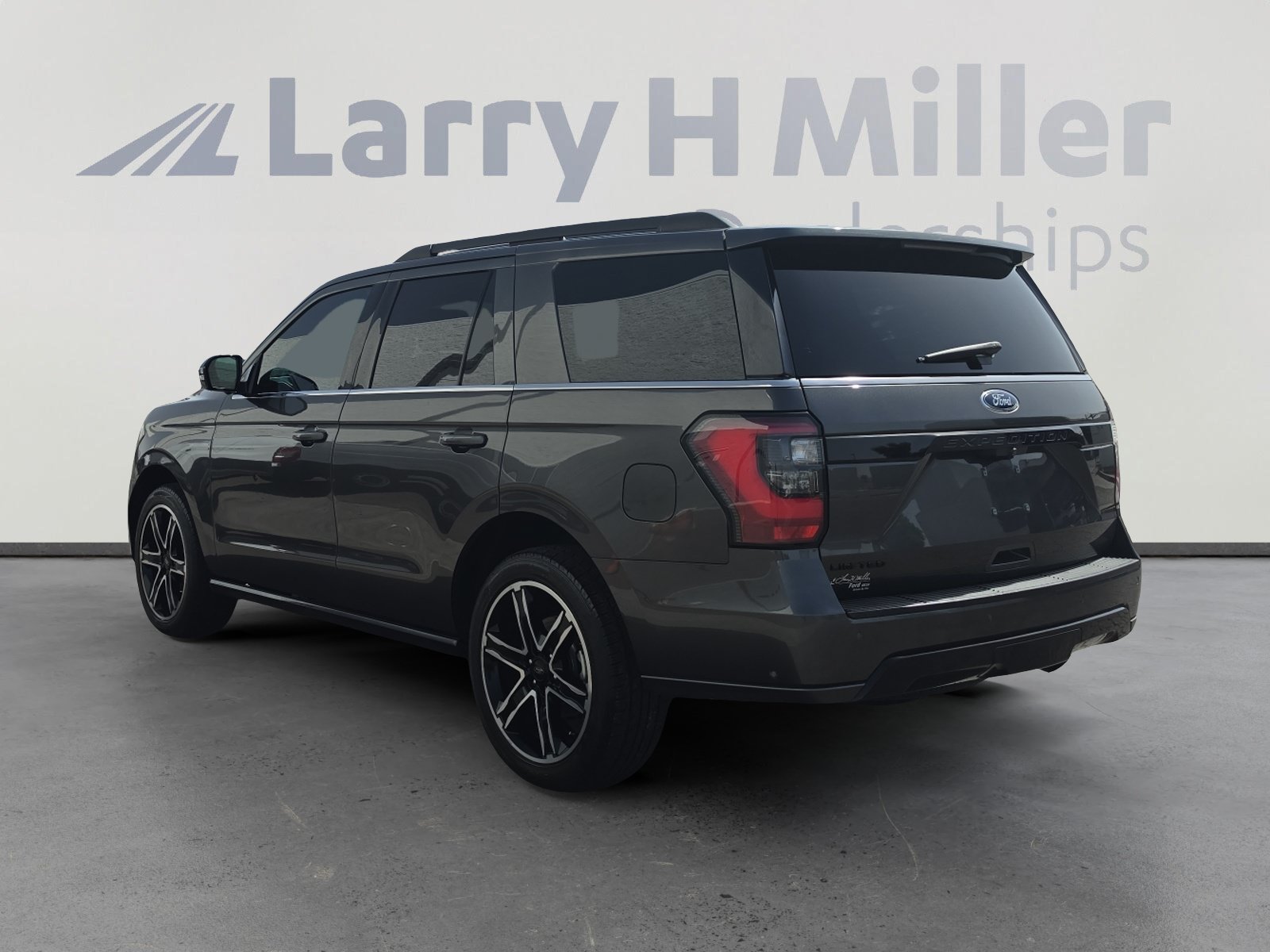 Used 2019 Ford Expedition Limited w/ Equipment Group 303A RWD image 3