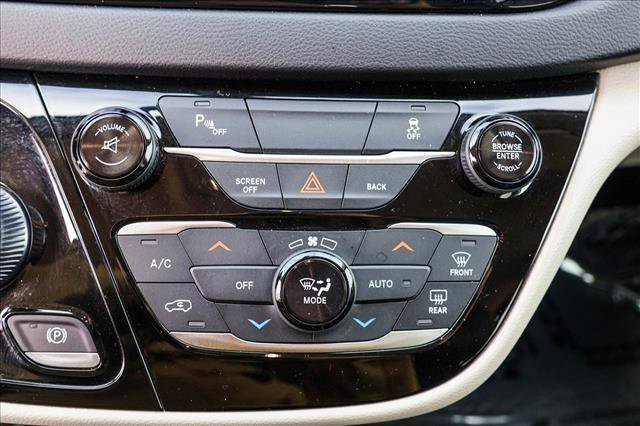 Used 2017 Chrysler Pacifica Touring-L image 18