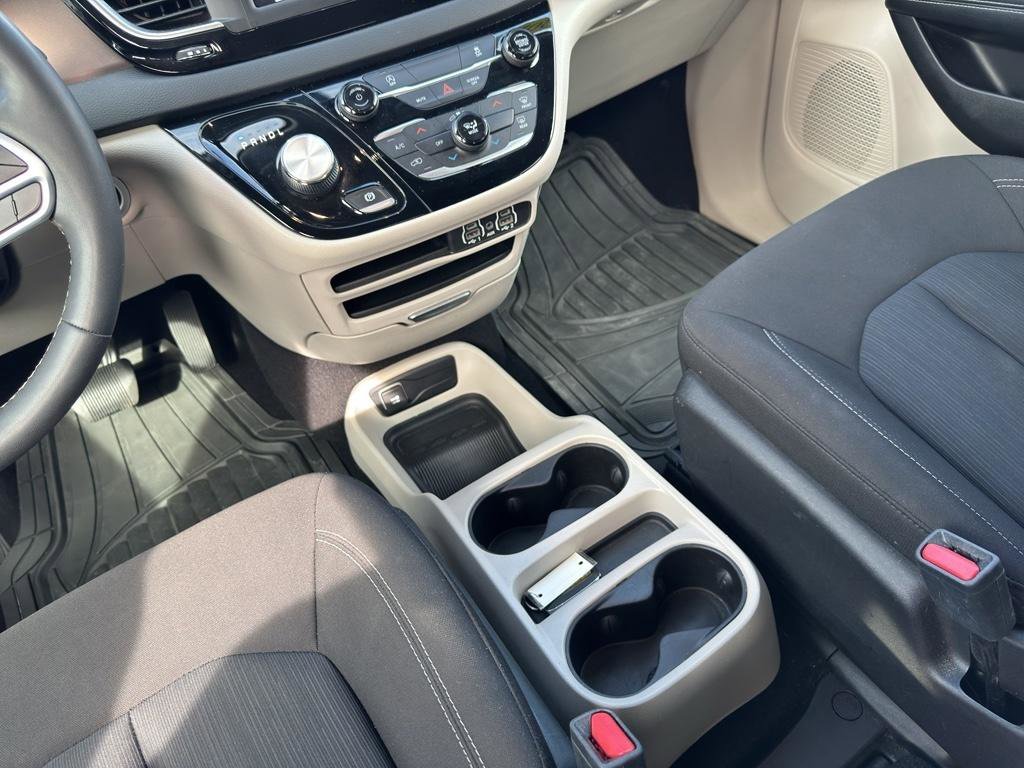 Used 2022 Chrysler Voyager LX image 10