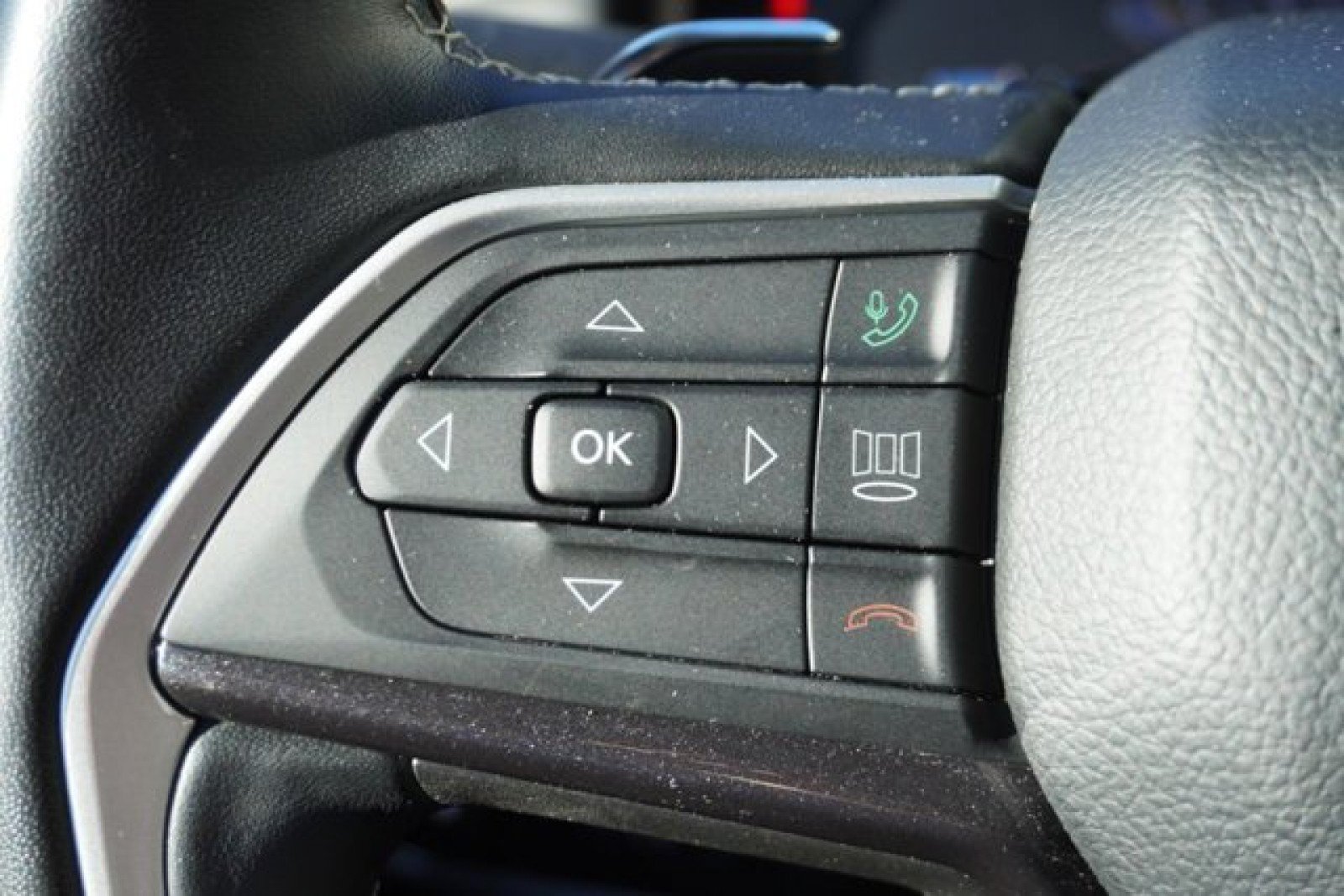 Used 2022 Jeep Grand Cherokee L Laredo w/ Luxury Tech Group I AWD/4WD image 27