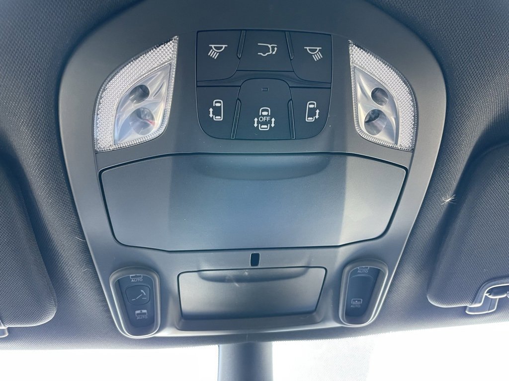 Used 2025 Chrysler Pacifica Limited image 21