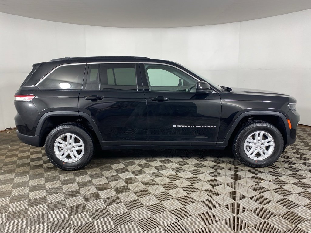 Used 2025 Jeep Grand Cherokee Laredo w/ Luxury Tech Group I image 16