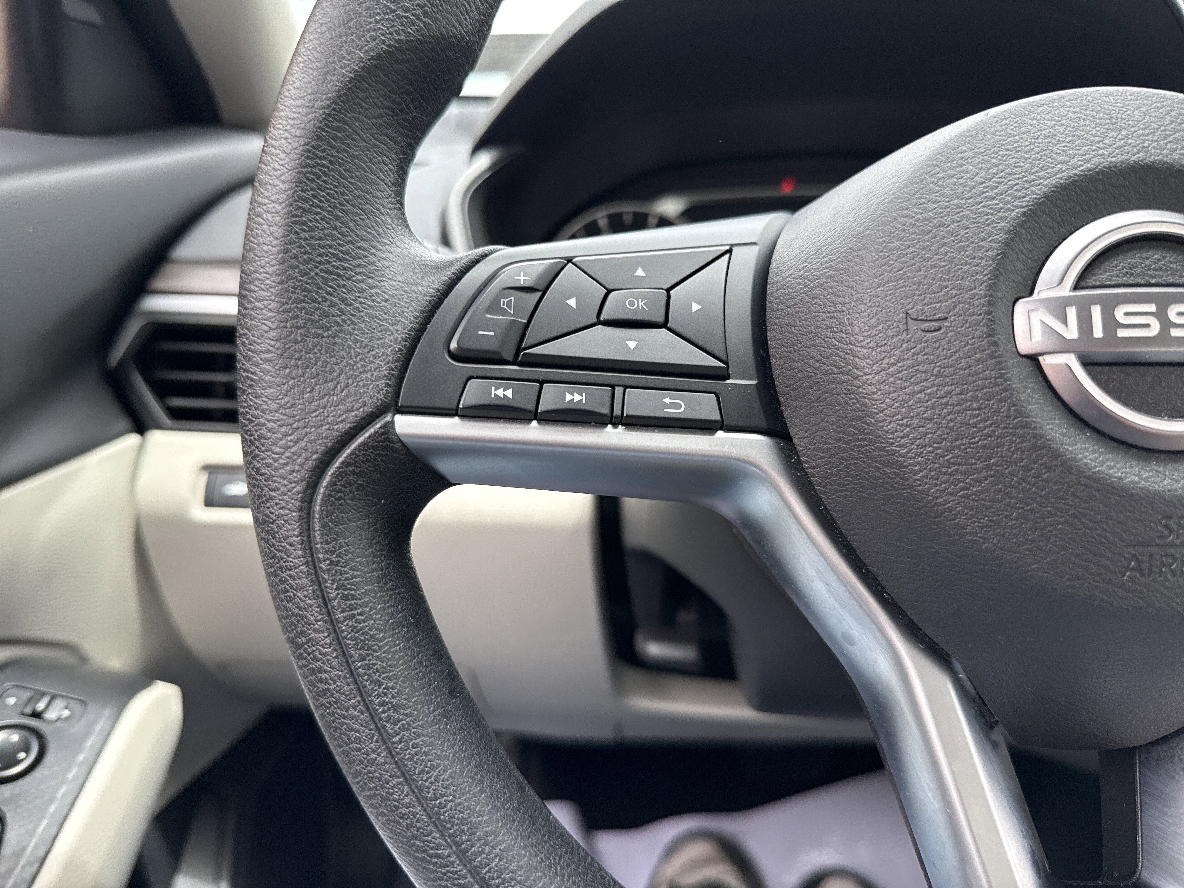 Used 2025 Nissan Altima 2.5 SV FWD image 18