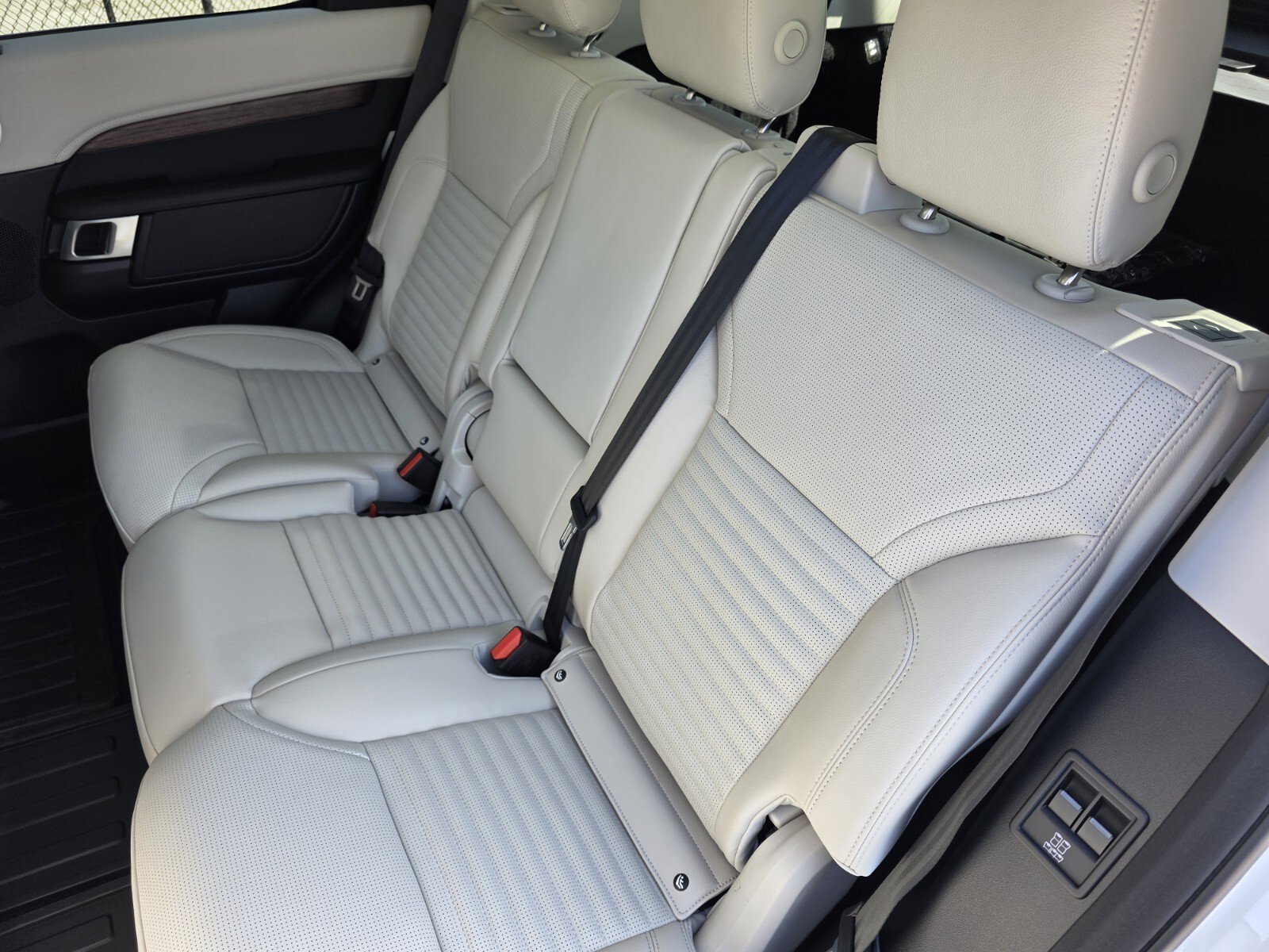 Used 2026 Land Rover Discovery Dynamic SE image 13