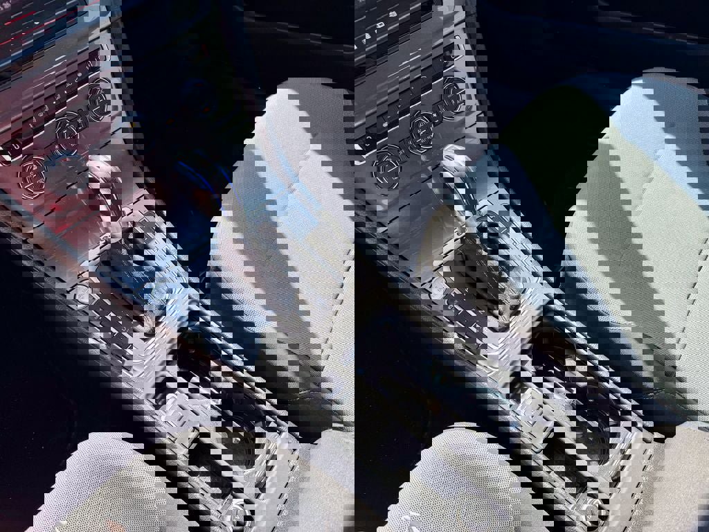 Used 2016 Volkswagen e-Golf SE w/ DC Fast Charging Package FWD image 19