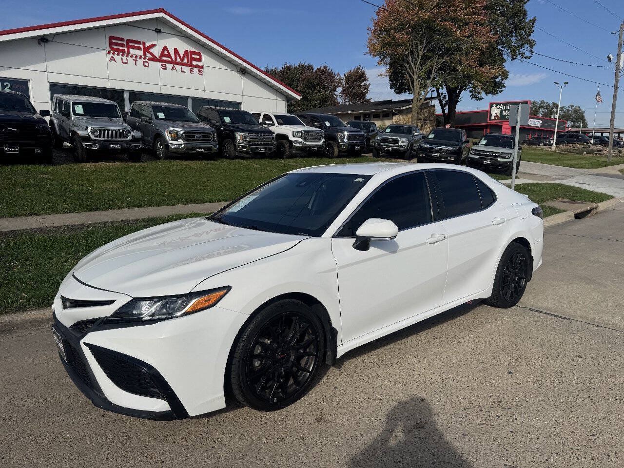 Used 2021 Toyota Camry SE w/ TRD Appearance Package (TMS) FWD image 1