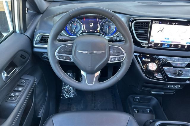 Used 2025 Chrysler Pacifica Select image 15