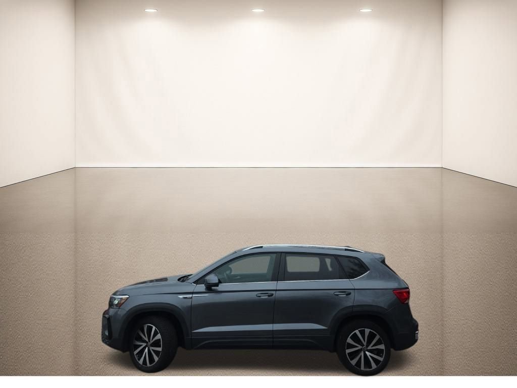 Used 2024 Volkswagen Taos SE image 2