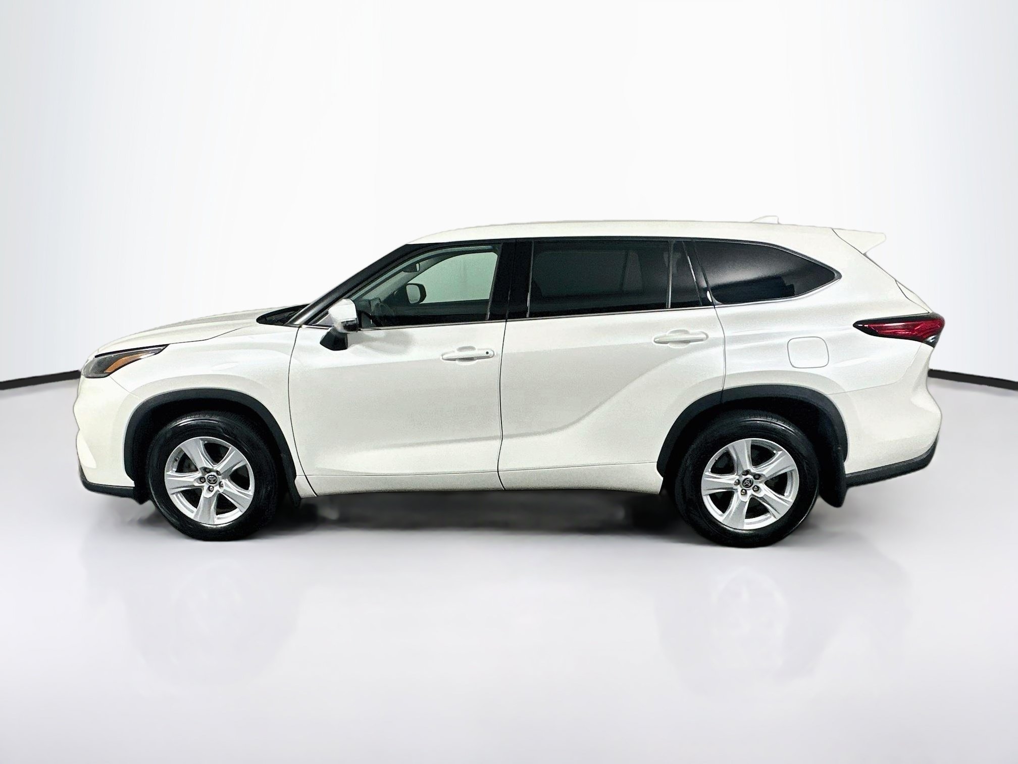 Used 2021 Toyota Highlander LE AWD/4WD image 4