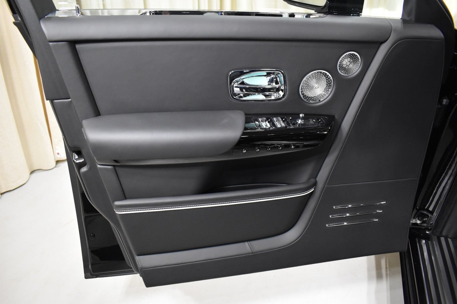 New 2027 Rolls-Royce Phantom Sedan RWD image 37
