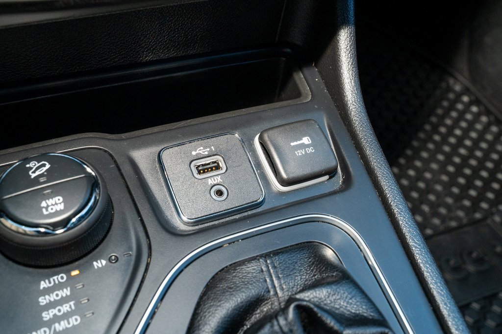 Used 2019 Jeep Cherokee Latitude Plus w/ Comfort/Convenience Group image 16