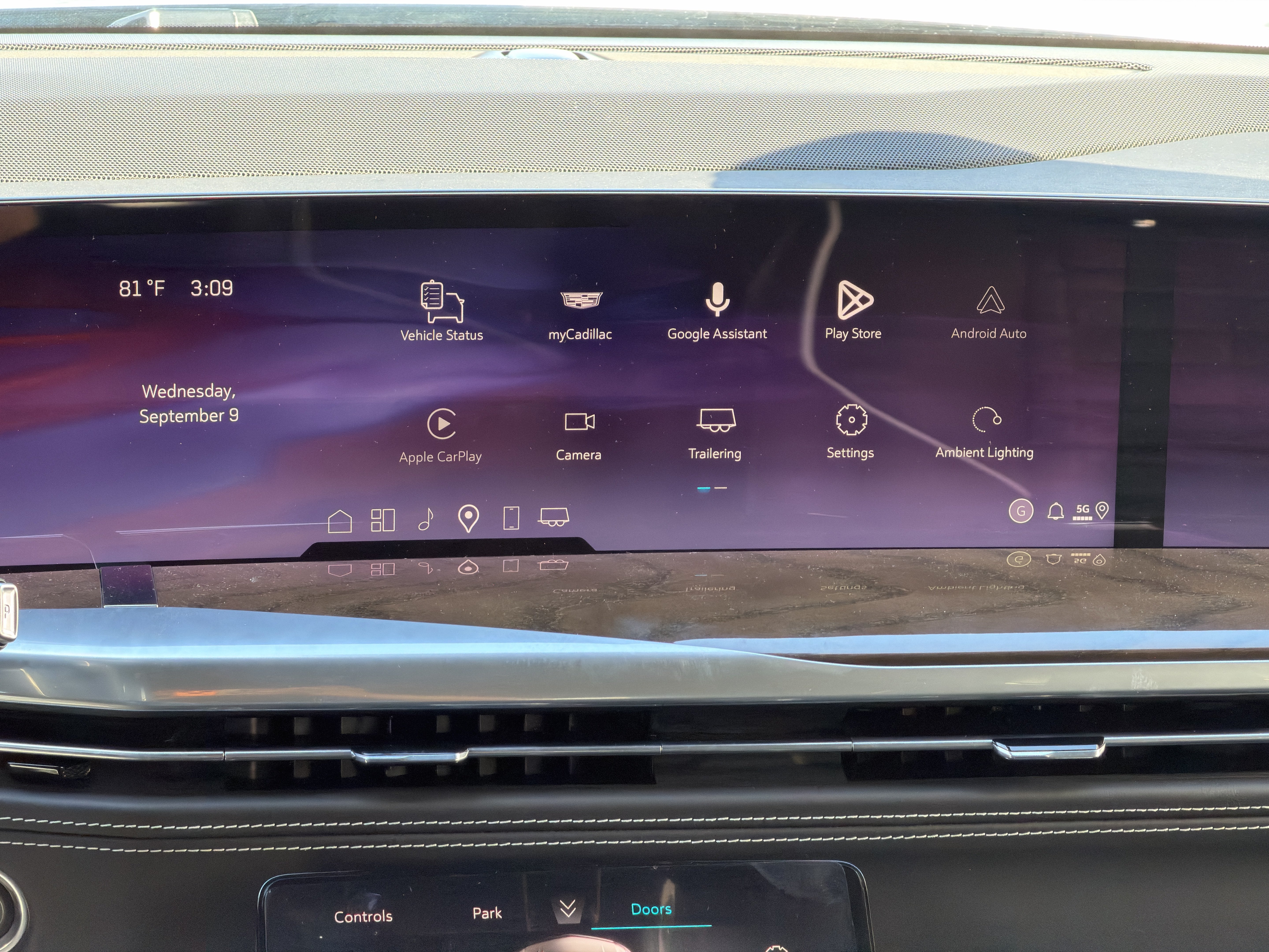 New 2026 Cadillac Escalade ESV Platinum Sport w/ LPO, ONYX Package AWD/4WD image 13