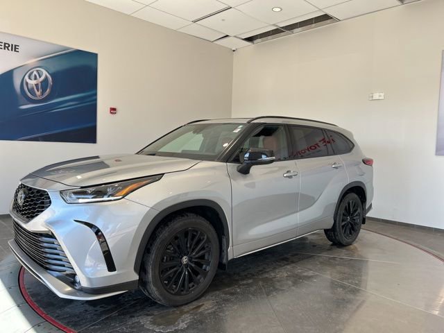 Used 2023 Toyota Highlander XSE AWD/4WD image 2