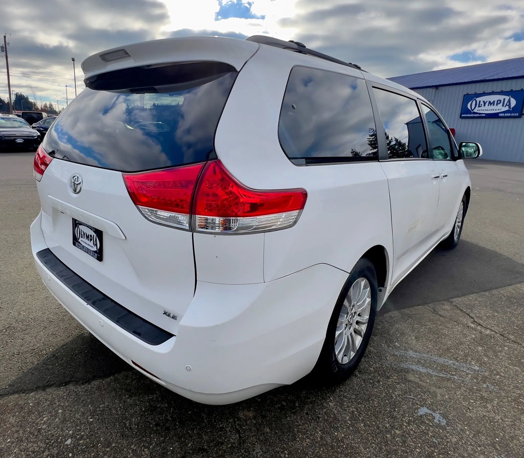 Used 2011 Toyota Sienna XLE w/ Premium Pkg image 8