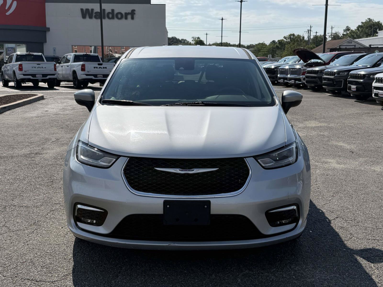 Used 2023 Chrysler Pacifica Touring-L FWD image 8