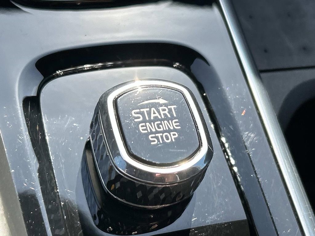 Used 2022 Volvo XC60 B6 R-Design image 32