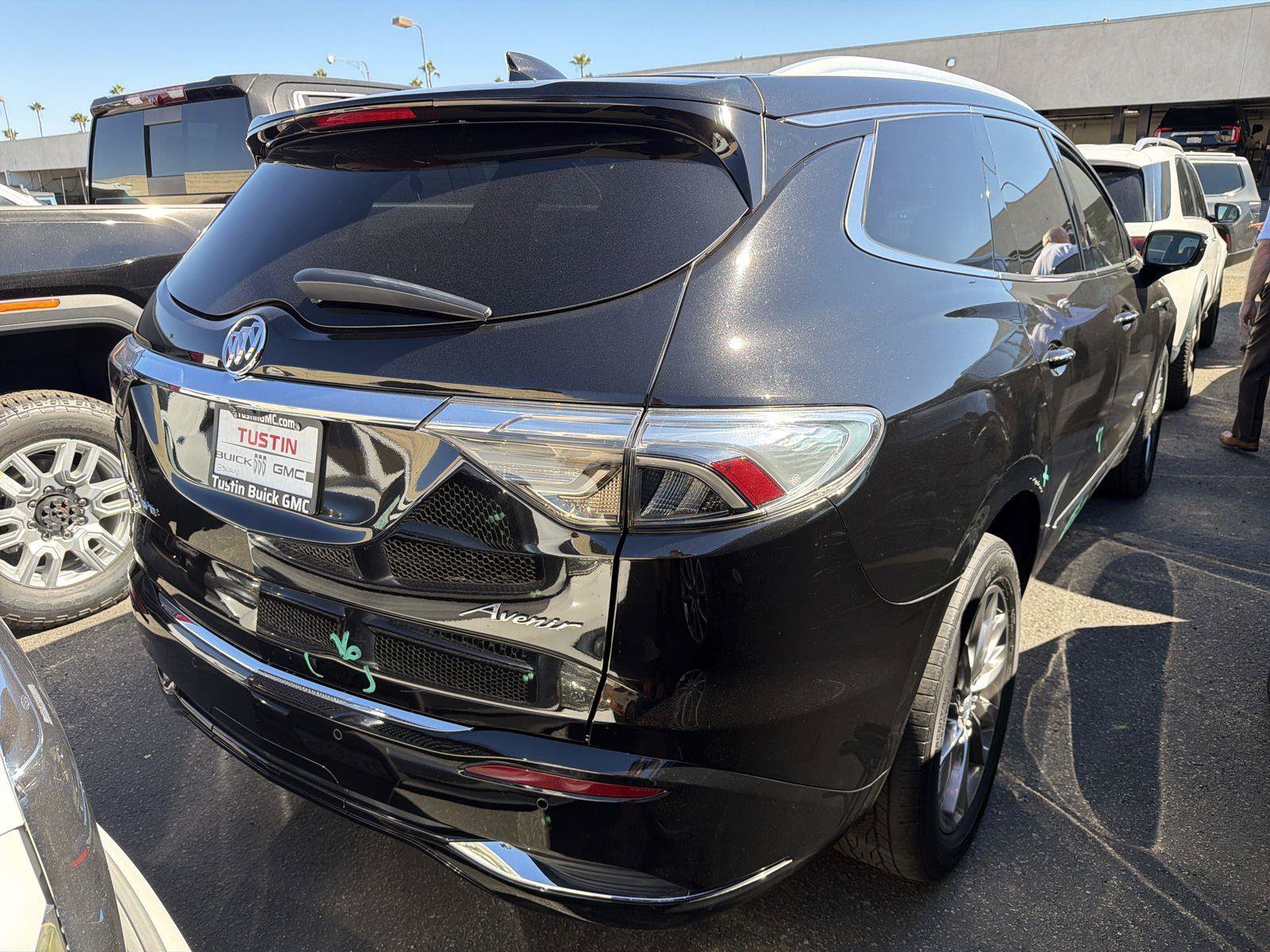 Used 2022 Buick Enclave Avenir w/ Avenir Technology Package FWD image 4