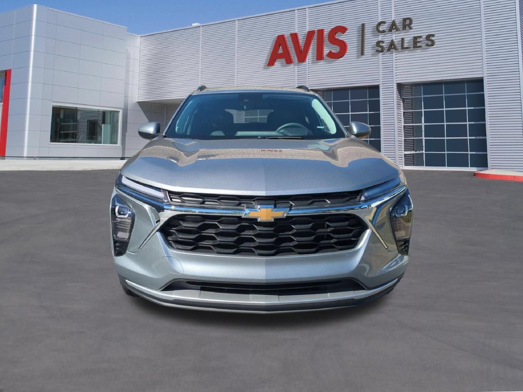 Used 2026 Chevrolet Trax LT FWD image 2