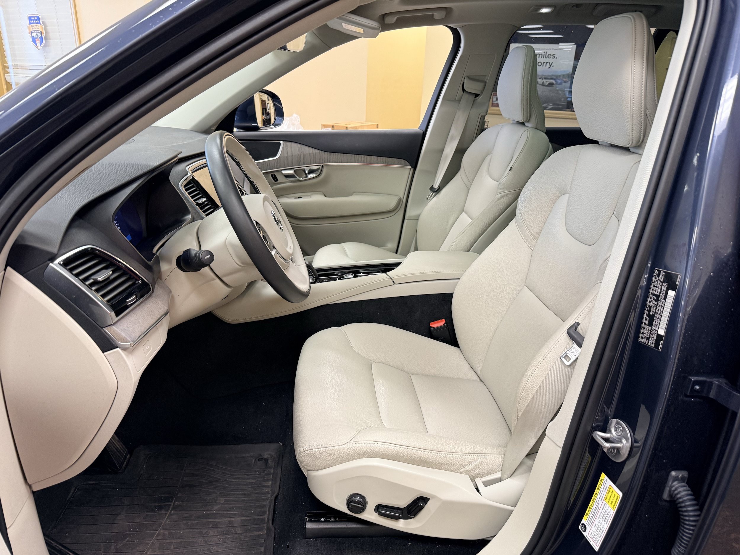 Used 2025 Volvo XC90 B6 Plus w/ Protection Package Premier AWD/4WD image 7