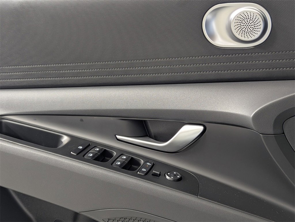 Certified 2025 Hyundai Elantra SE image 14