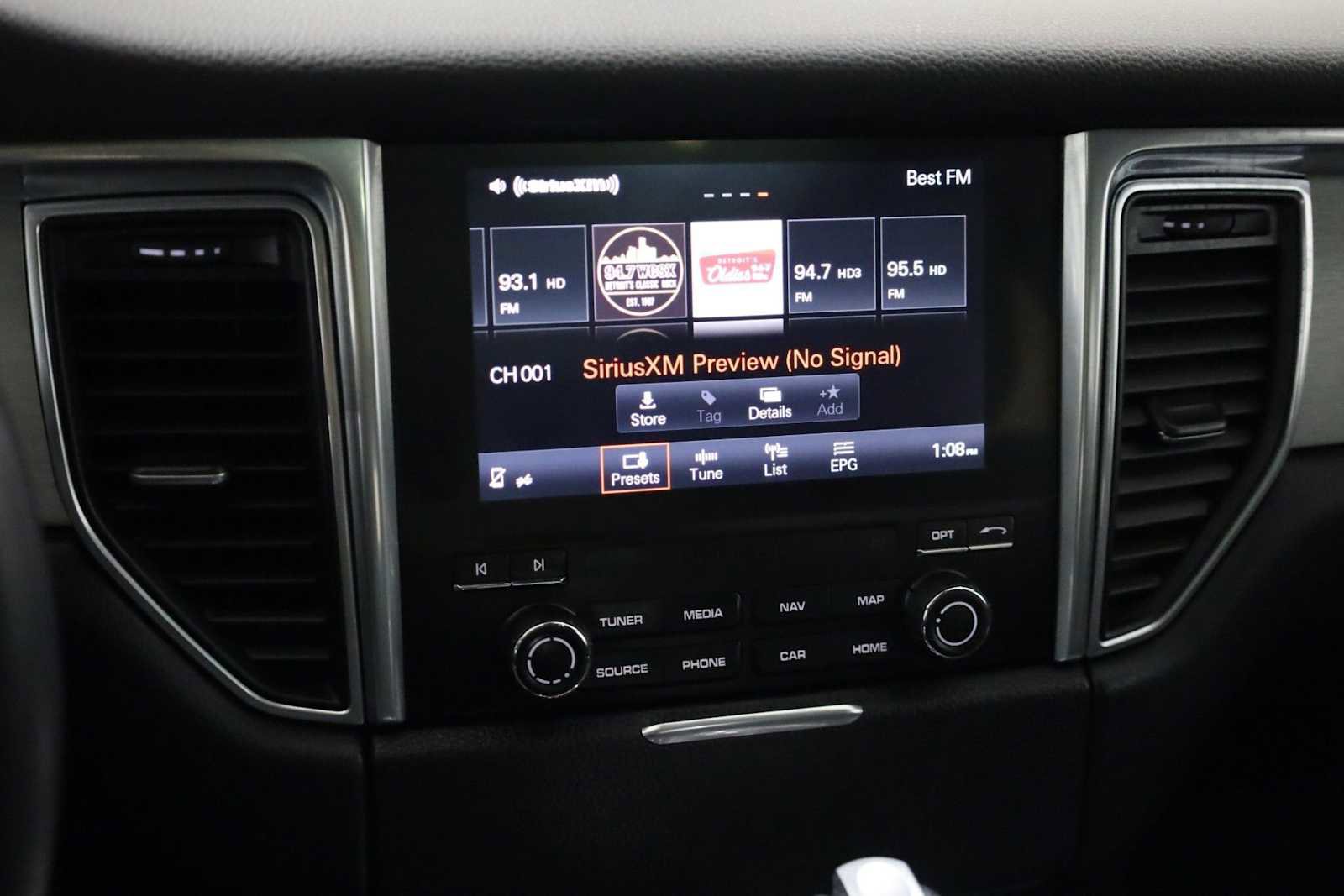 Used 2018 Porsche Macan image 32