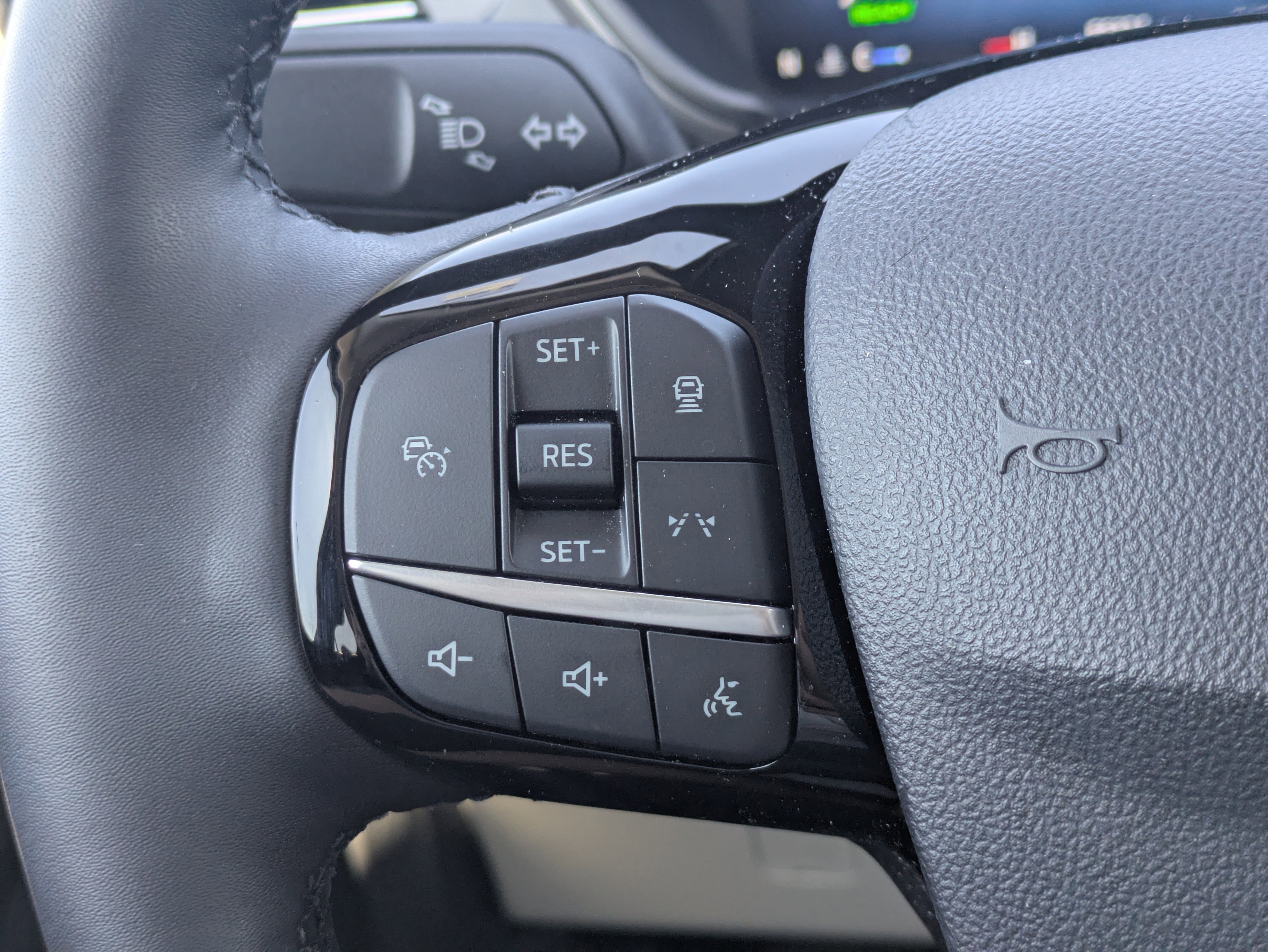 Used 2025 Ford Escape SE w/ PHEV Premium Package image 25