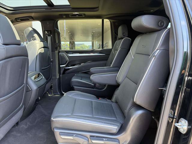 Used 2025 Cadillac Escalade ESV Sport AWD/4WD image 15