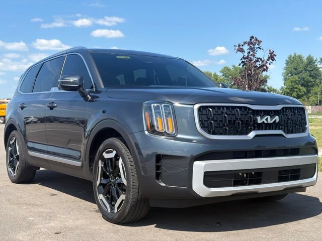 Used 2024 Kia Telluride EX w/ EX Captain's Chair Package AWD/4WD image 1