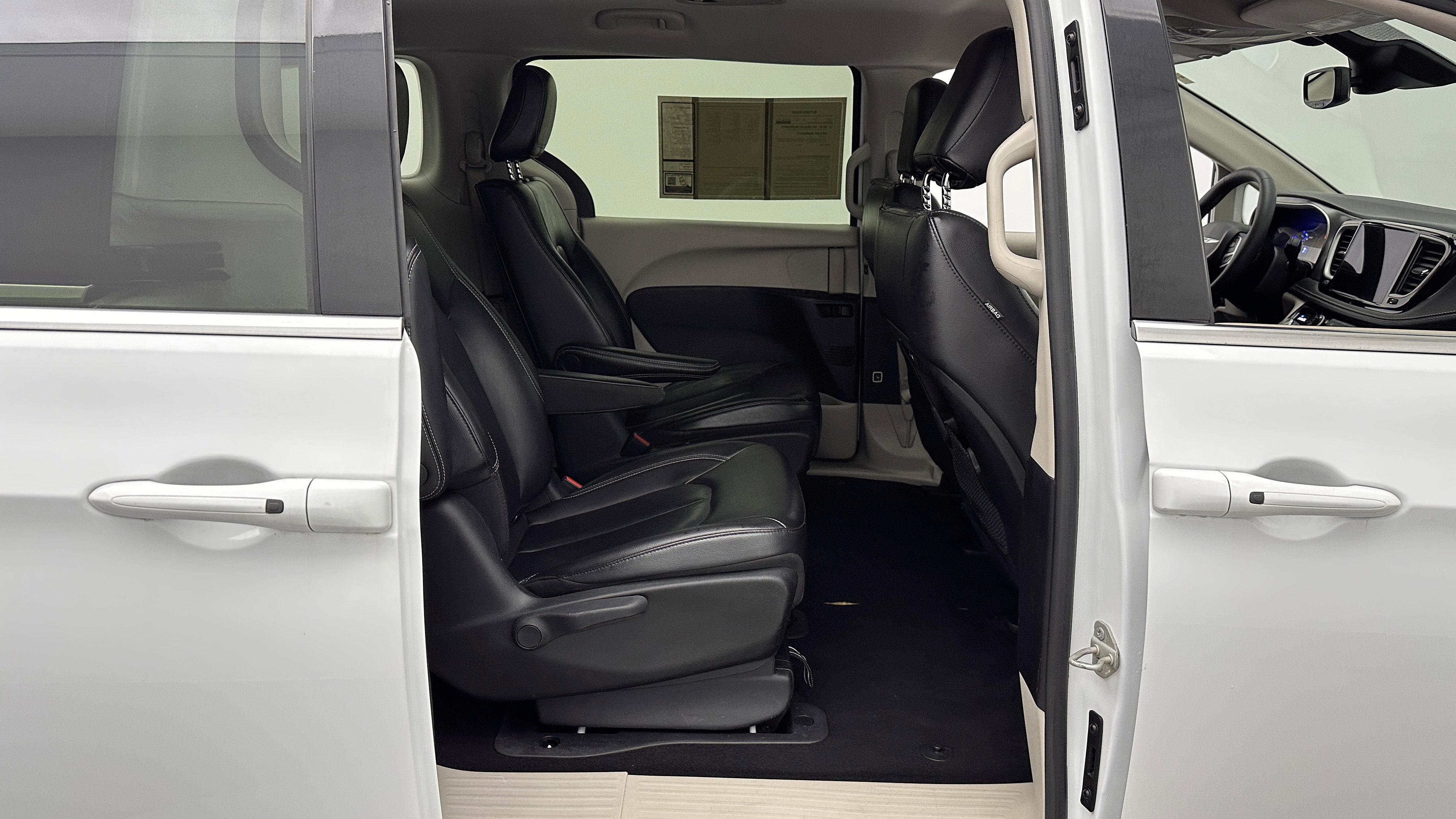Used 2022 Chrysler Pacifica Touring-L FWD image 34