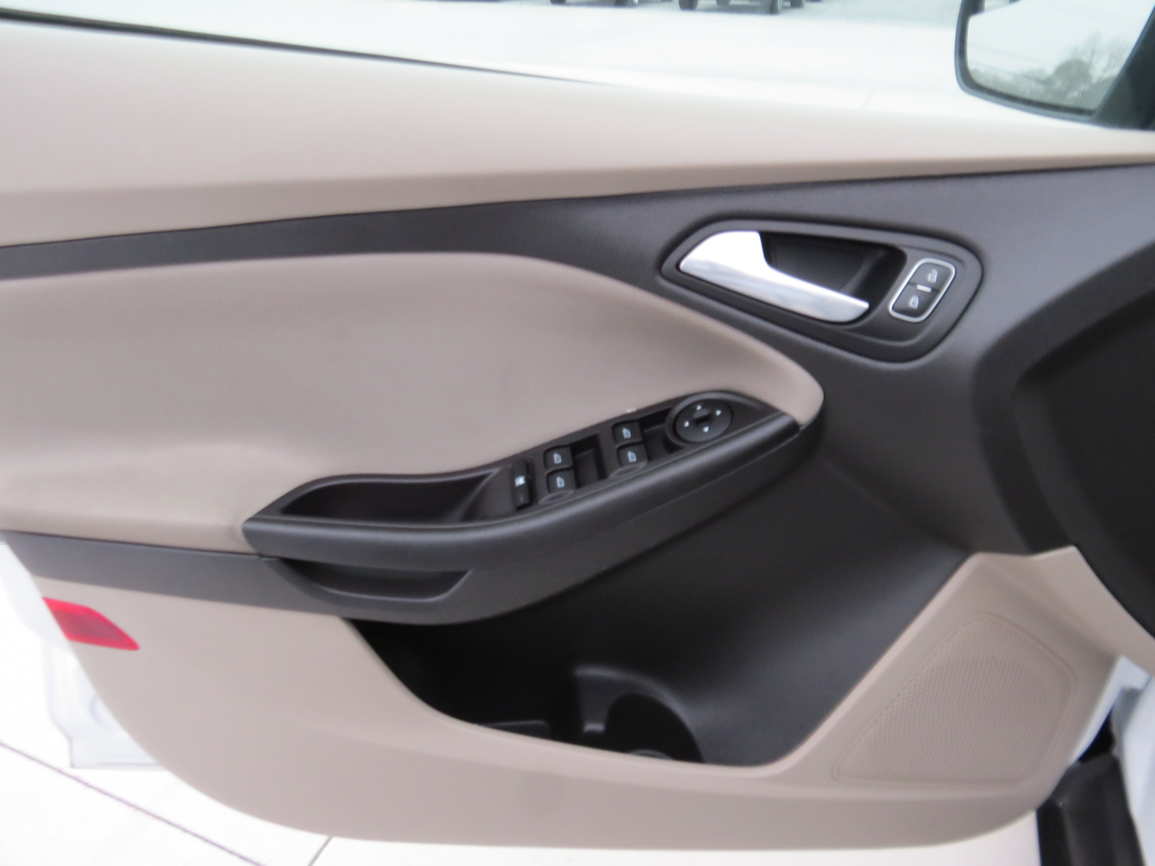 Used 2018 Ford Focus SE w/ SE Appearance Package image 13