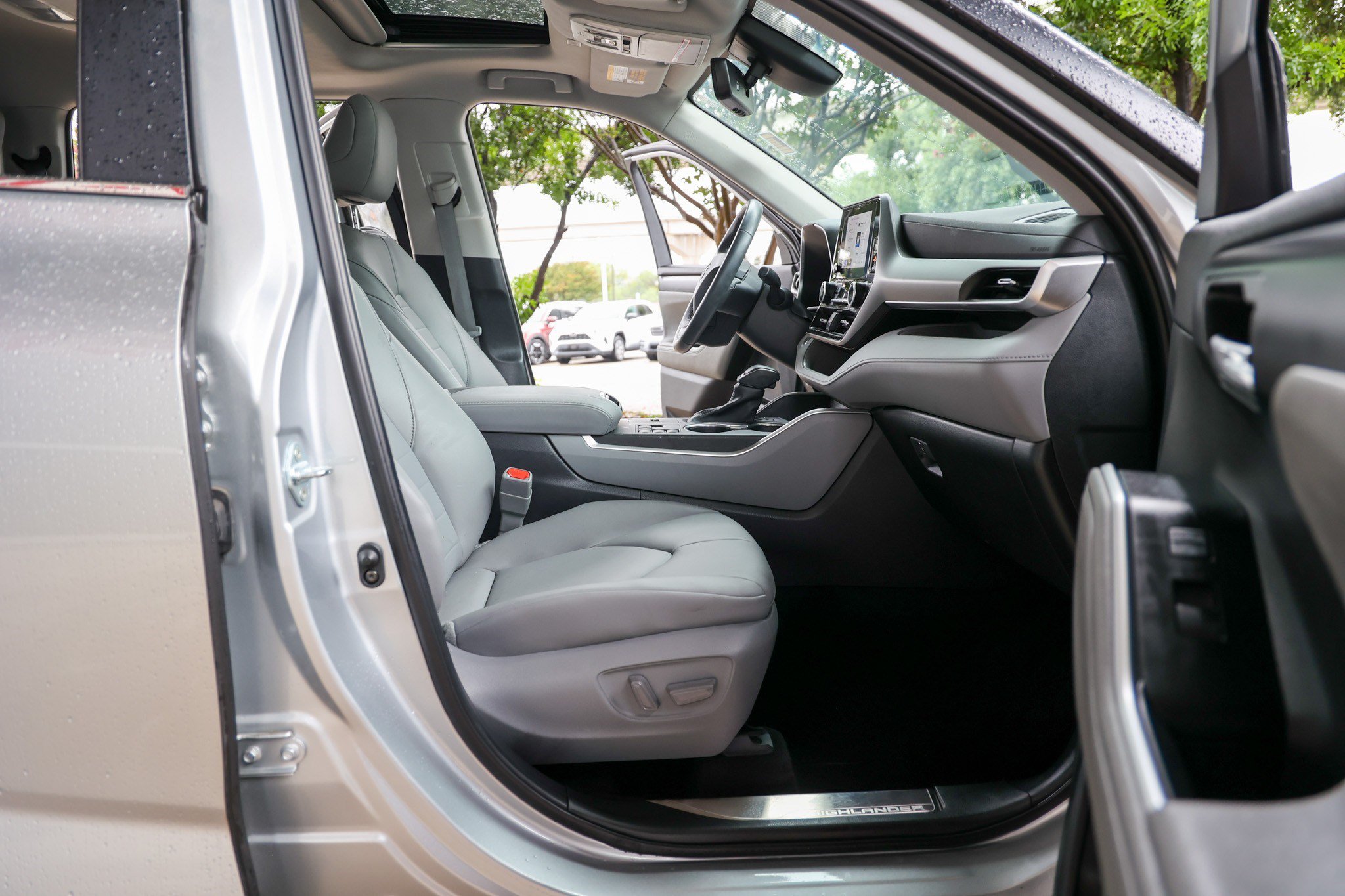 Used 2023 Toyota Highlander XLE FWD image 43