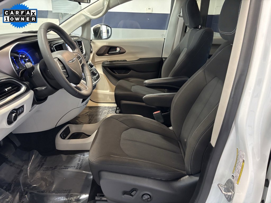 Used 2022 Chrysler Voyager LX image 23