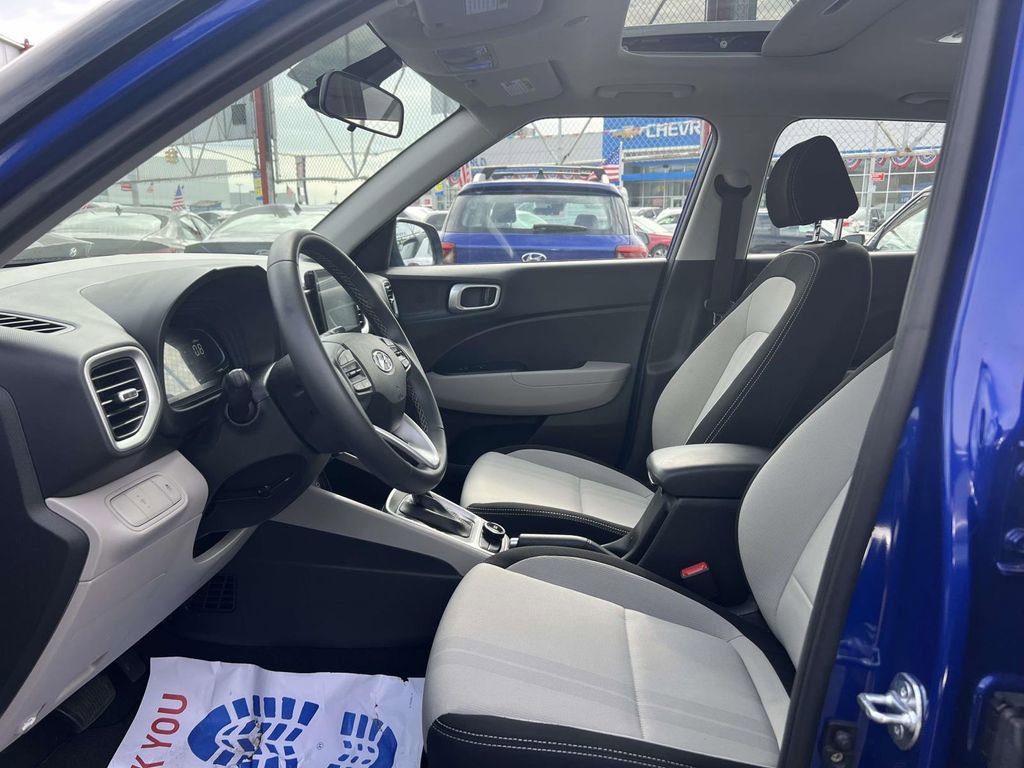 Certified 2025 Hyundai Venue SEL image 18
