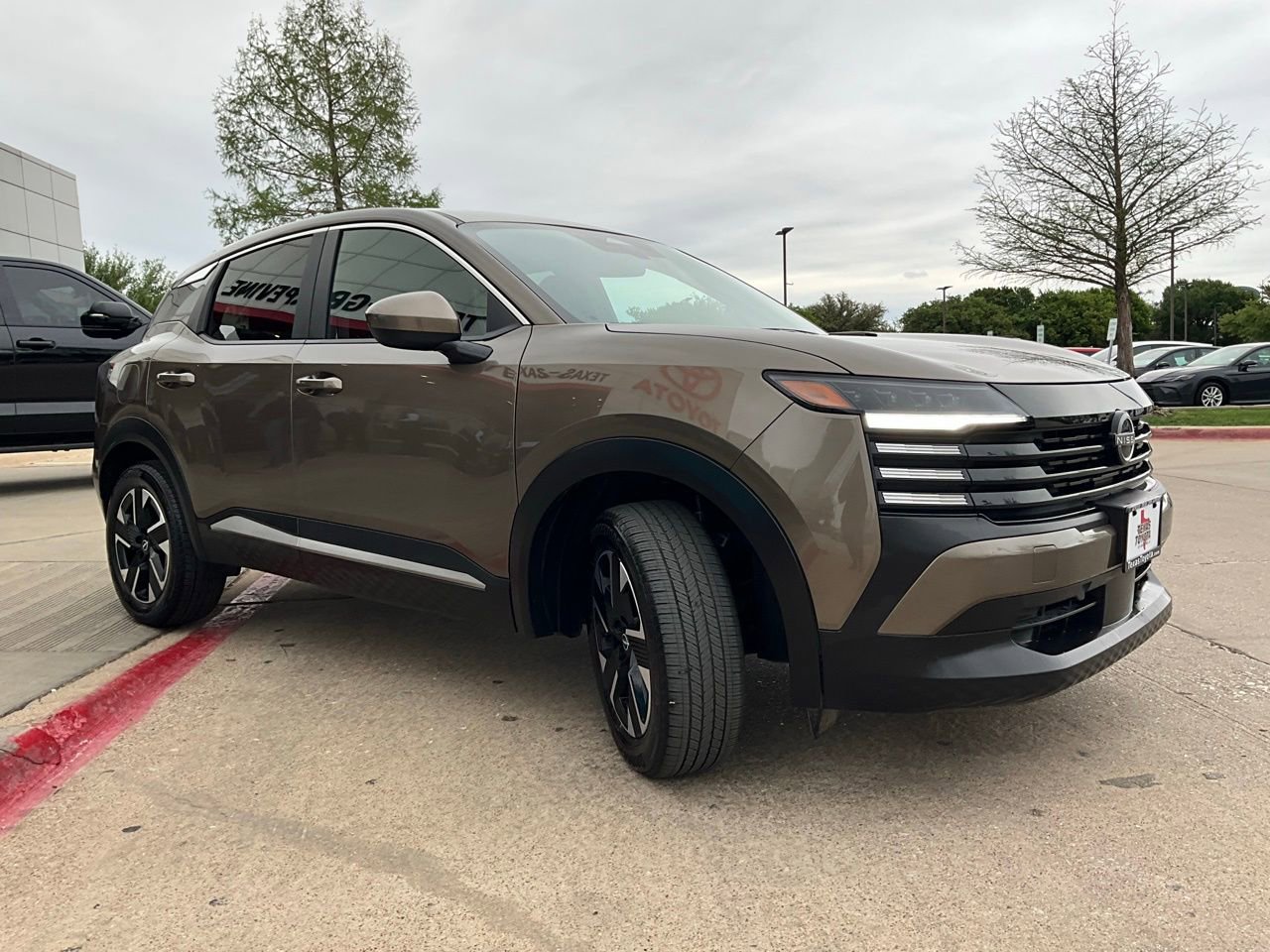 Used 2025 Nissan Kicks SV image 4