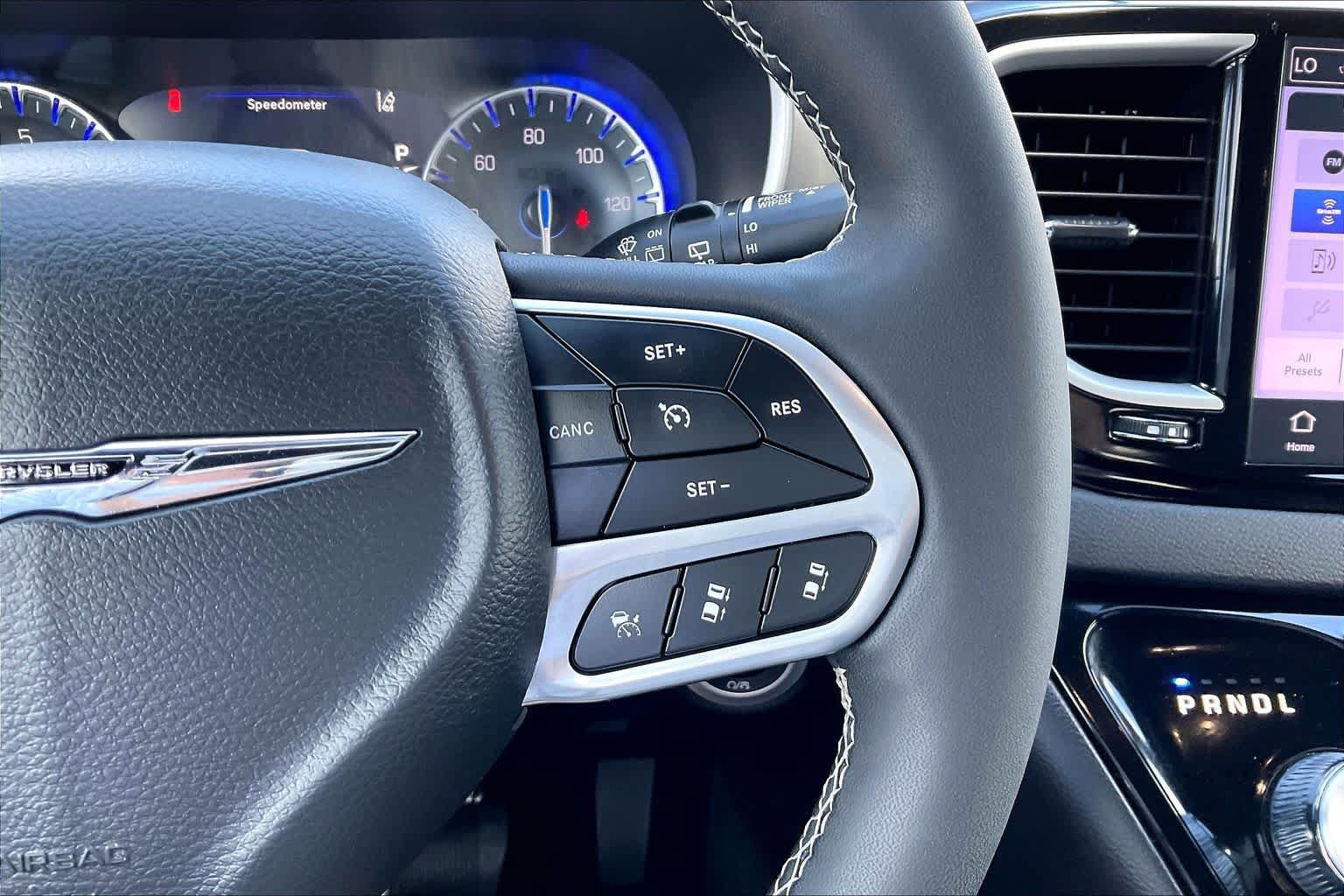 Used 2025 Chrysler Pacifica Select FWD image 23