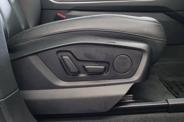 Used 2023 Audi Q8 Premium image 19
