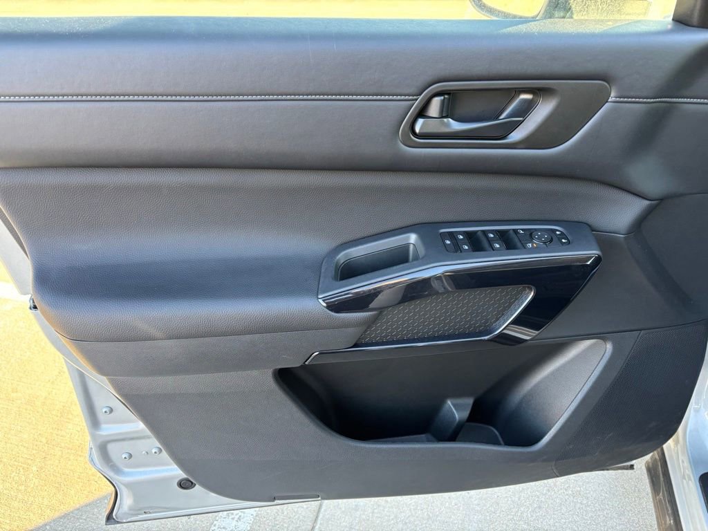 Used 2025 Nissan Pathfinder SV image 17