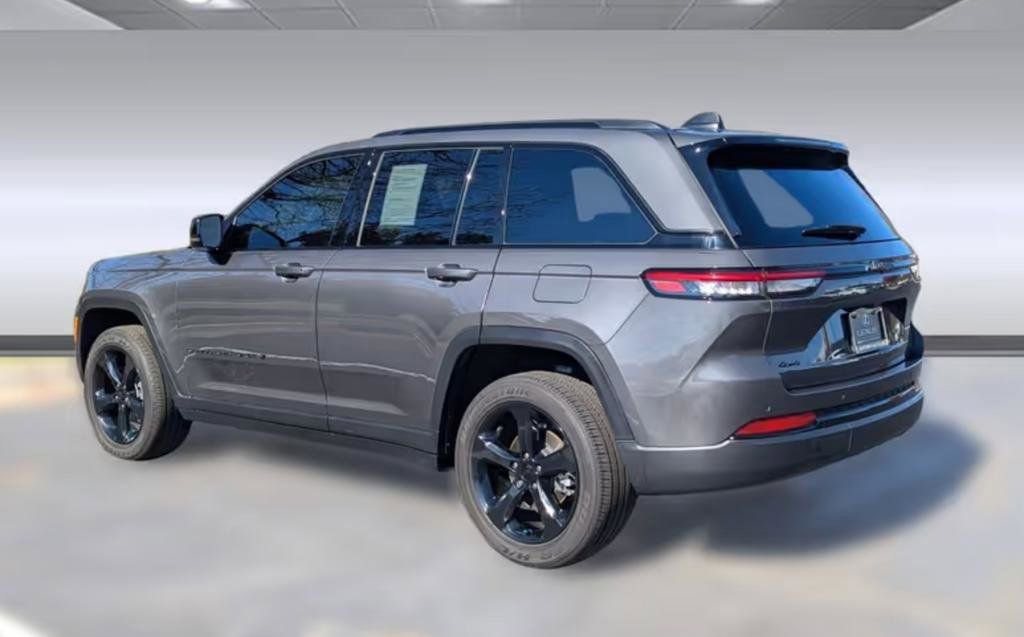 Used 2023 Jeep Grand Cherokee L Laredo image 3