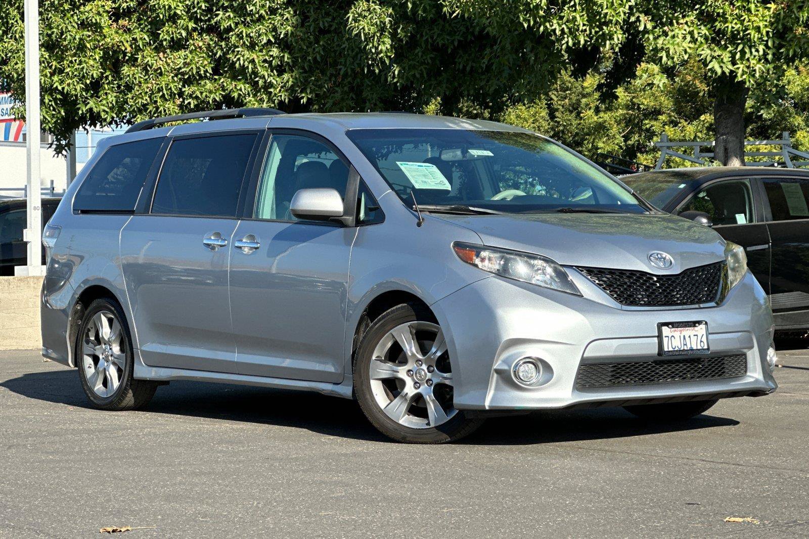 Used 2014 Toyota Sienna SE FWD image 1