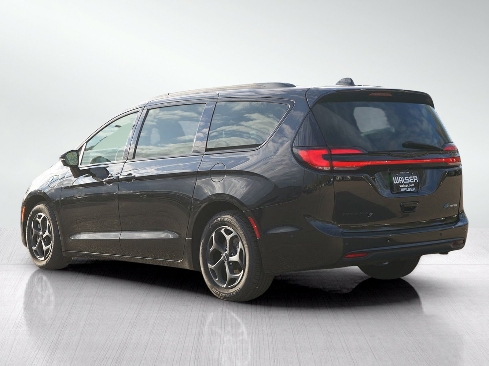 Used 2024 Chrysler Pacifica Premium FWD image 3