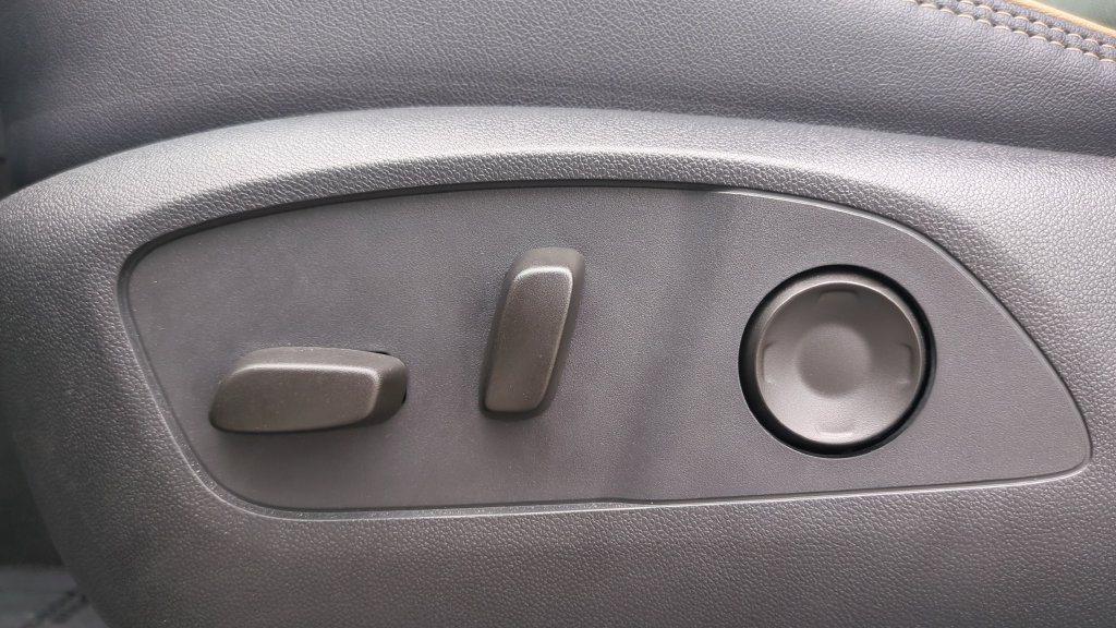 Used 2025 Chevrolet Traverse High Country FWD image 16