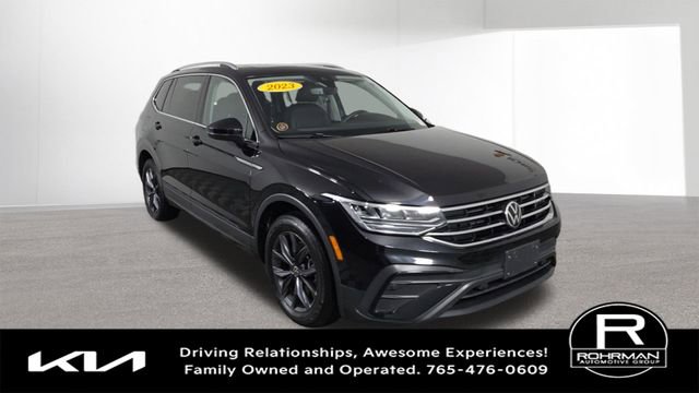 Used 2023 Volkswagen Tiguan SE w/ Panoramic Sunroof Package image 3